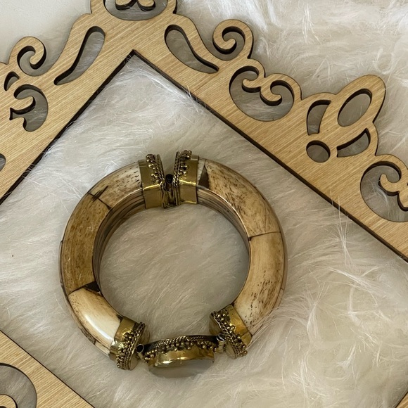 Indian Style Brass & Wood Bangle with Cream & Brown Tones with center stone. - Picture 3 of 6